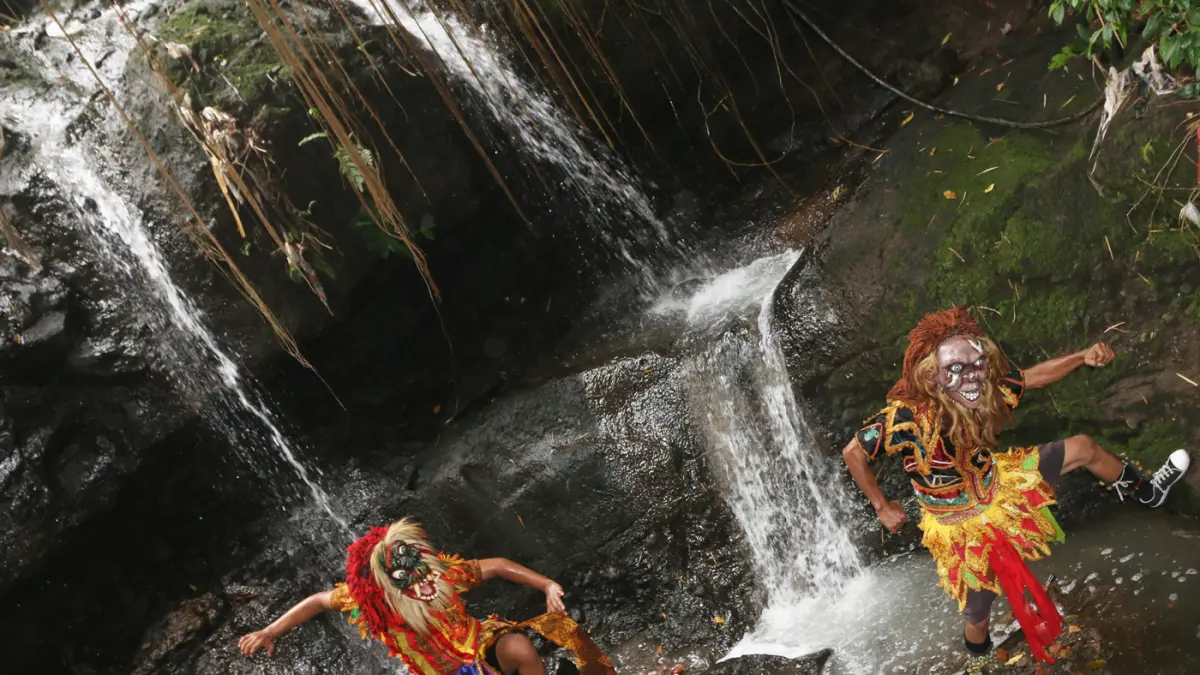 Warga mengikuti Kirab Budaya Merti Dusun Kalilangse RW 003, Kelurahan Gajahmungkur, Kota Semarang, Minggu (17/5/2026). (Nur Chamim/Jawa Pos Radar Semarang)