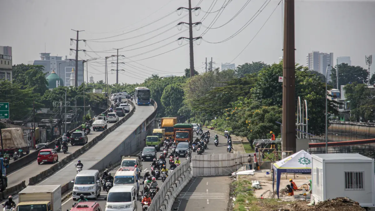 Pekerja melakukan pembersihan di lokasi proyek Sistem Tata Air Pompa di samping offramp flyover Pesing, Jakarta, Senin (18/05/2026). (Hanung Hambara/ Jawa Pos)