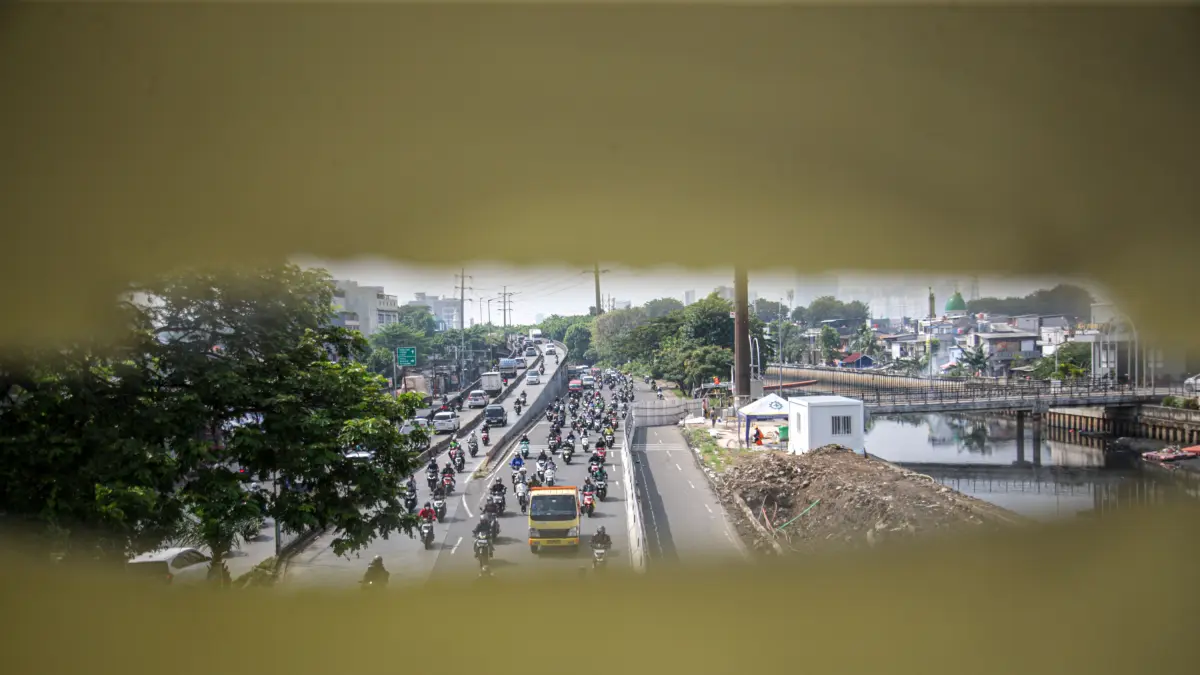 Pekerja melakukan pembersihan di lokasi proyek Sistem Tata Air Pompa di samping offramp flyover Pesing, Jakarta, Senin (18/05/2026). (Hanung Hambara/ Jawa Pos)