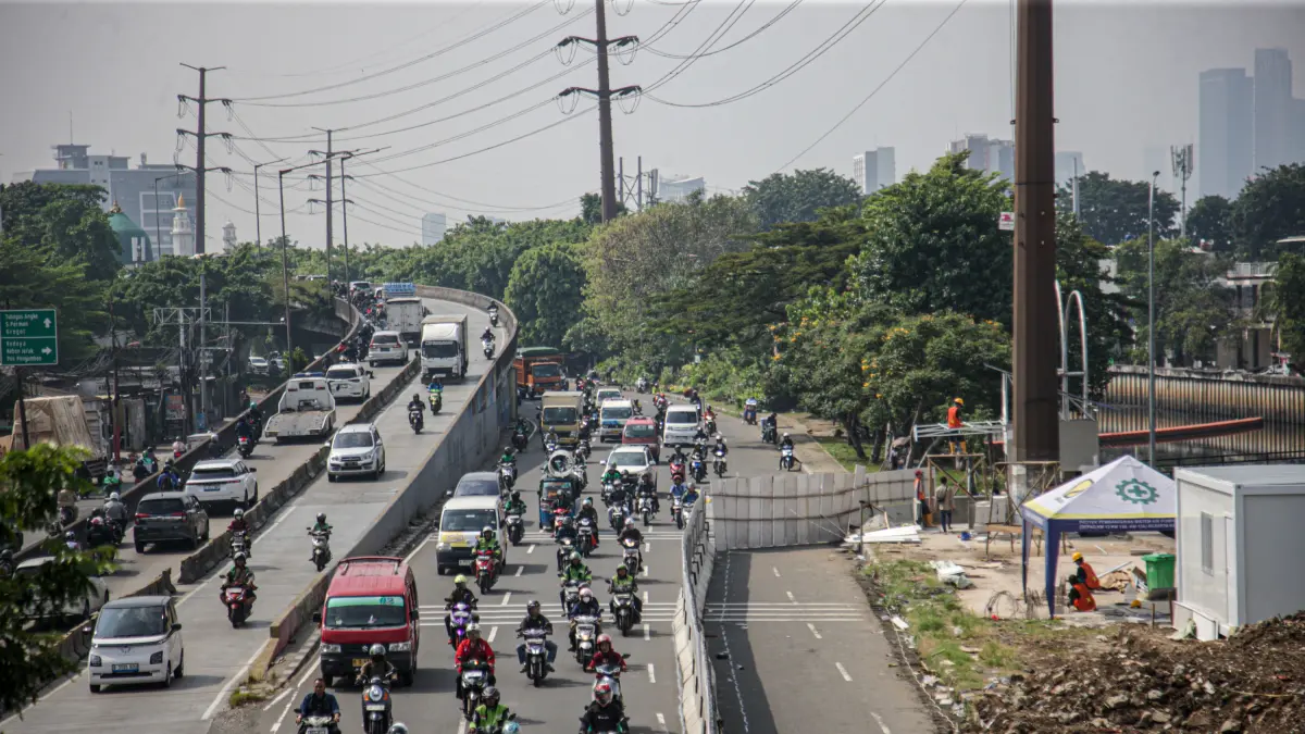 Pekerja melakukan pembersihan di lokasi proyek Sistem Tata Air Pompa di samping offramp flyover Pesing, Jakarta, Senin (18/05/2026). (Hanung Hambara/ Jawa Pos)