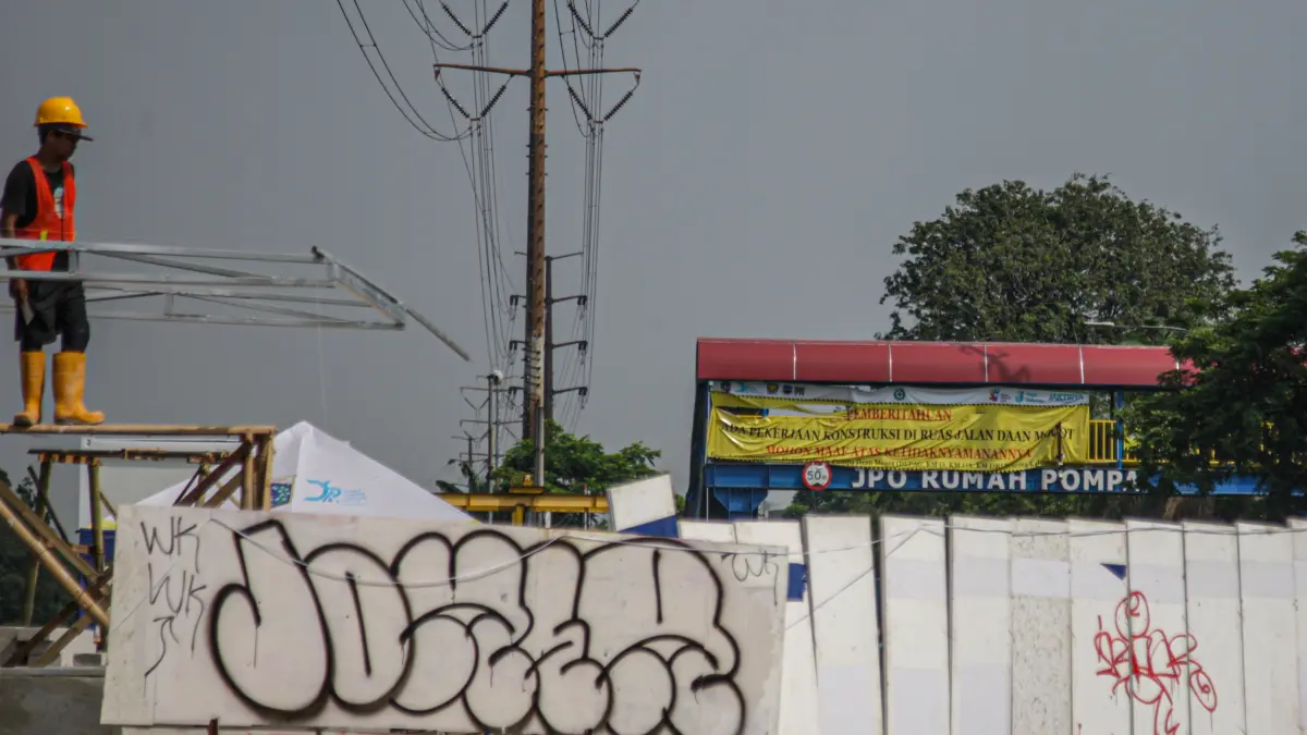 Pekerja melakukan pembersihan di lokasi proyek Sistem Tata Air Pompa di samping offramp flyover Pesing, Jakarta, Senin (18/05/2026). (Hanung Hambara/ Jawa Pos)