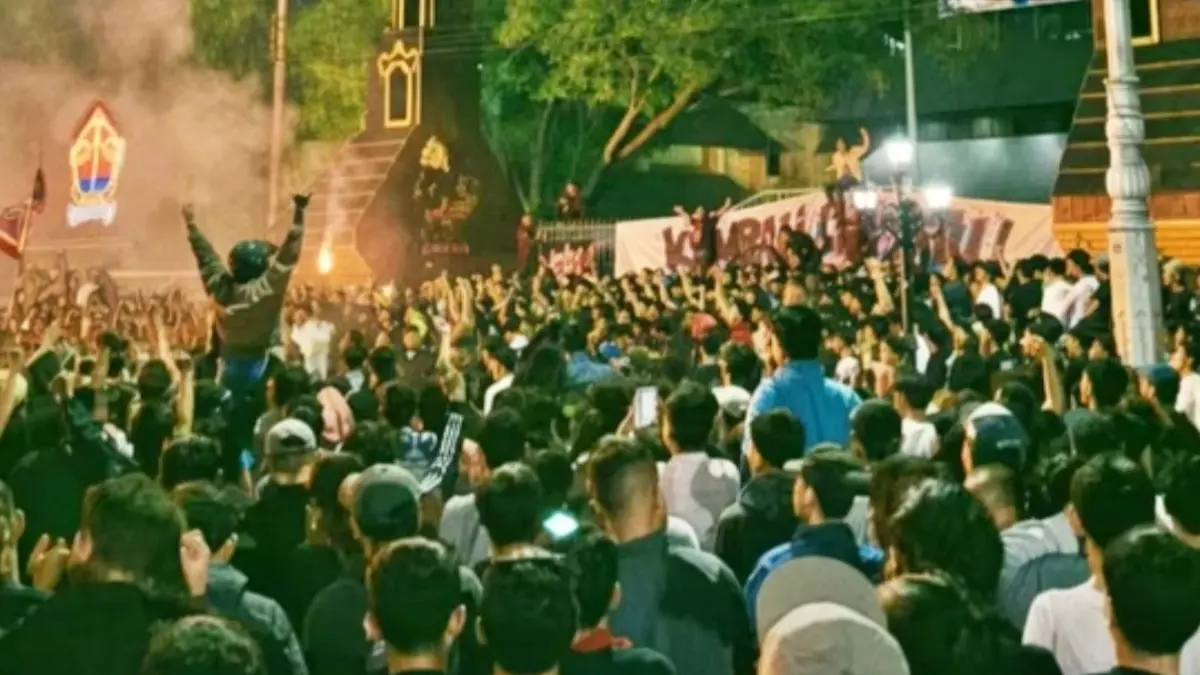 Ribuan Suporter Rayakan HUT ke-94 PSIS Semarang, Flare dan Nyanyian Menggema di Depan Kantor Gubernuran Jawa Tengah - Image