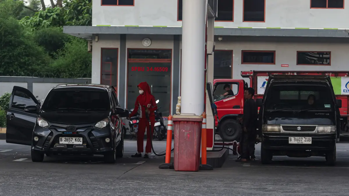 Warga mengisi bahan bakar bersubsidi di salah satu SPBU di Depok, Jawa Barat, Senin (18/5/2026).(Salman Toyibi/ Jawa Pos)