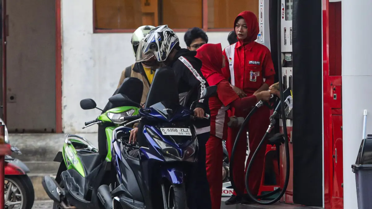 Warga mengisi bahan bakar bersubsidi di salah satu SPBU di Depok, Jawa Barat, Senin (18/5/2026).(Salman Toyibi/ Jawa Pos)