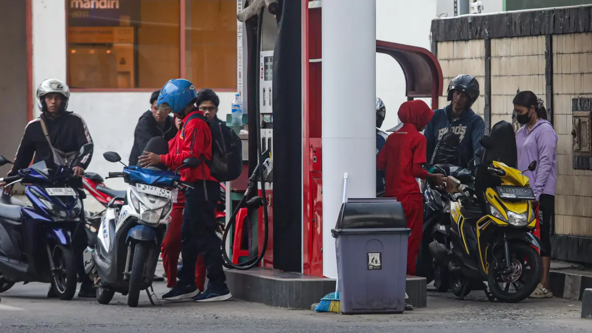 Warga mengisi bahan bakar bersubsidi di salah satu SPBU di Depok, Jawa Barat, Senin (18/5/2026).(Salman Toyibi/ Jawa Pos)