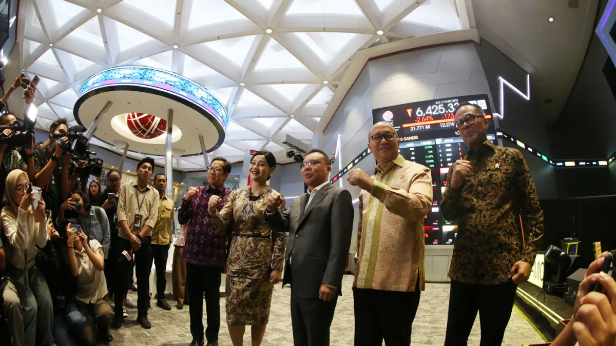 Direktur Penilaian Perusahaan BEI I Gede Nyoman Yetna, CEO Danantara Rosan Roeslani, Ketua Dewan Komisioner OJK Friderica Widyasari Dewi, Wakil Ketua DPR Sufmi Dasco Ahmad, COO Danantara Dony Oskaria meninjau kondisi IHSG di Gedung BEI, Jakarta, Selasa (1