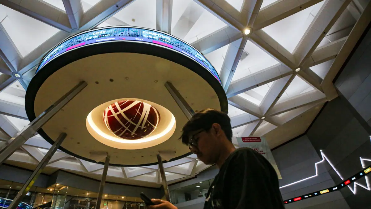 Awak mediaa berada di depan layar yang menampilkan IHSG di Gedung BEI, Jakarta, Selasa (19/5/2026). (Salman Toyibi/Jawa Pos)