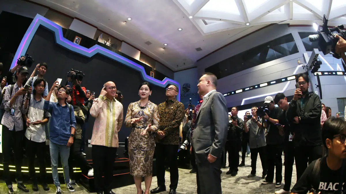 Direktur Penilaian Perusahaan BEI I Gede Nyoman Yetna, CEO Danantara Rosan Roeslani, Ketua Dewan Komisioner OJK Friderica Widyasari Dewi, Wakil Ketua DPR Sufmi Dasco Ahmad, COO Danantara Dony Oskaria meninjau kondisi IHSG di Gedung BEI, Jakarta, Selasa (1
