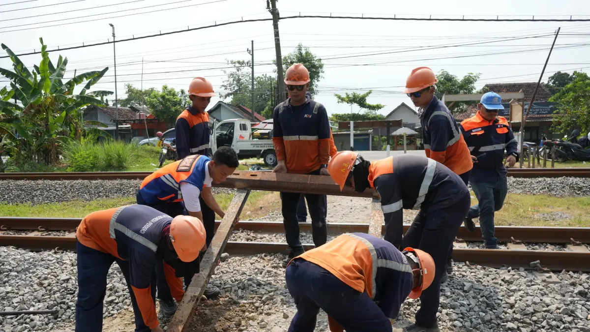 KAI Daop 8 Surabaya menutup 4 perlintasan sebidang liar di Bojonegoro dan Sidoarjo. (Humas KAI Daop 8 Surabaya) - Image