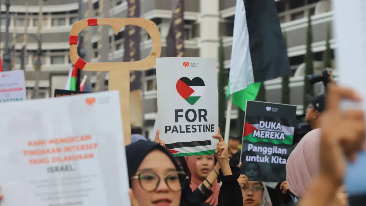 Massa dari Solidaritas Seni Untuk Palestina mengikuti aksi solidaritas bagi WNI dan Jurnalis yang diculik Israel di Jalan Asia Afrika, Kota Bandung, Selasa (19/5/2026). (Taofik Achmad Hidayat/ Radar Bandung)