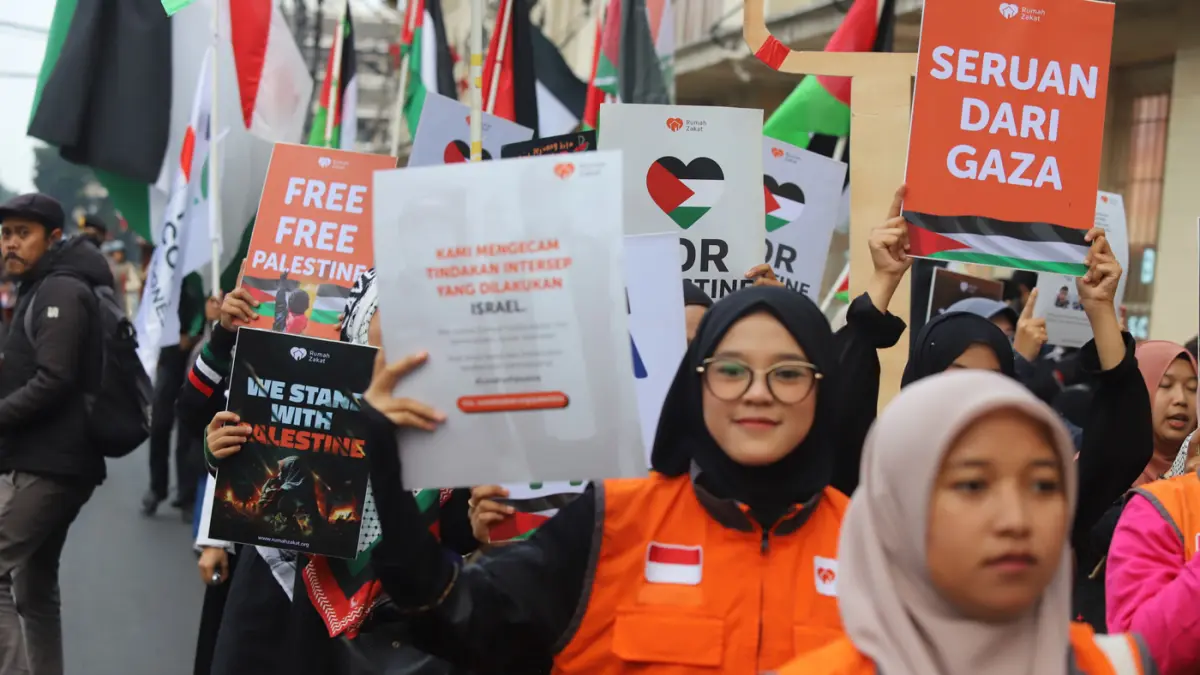 Massa dari Solidaritas Seni Untuk Palestina mengikuti aksi solidaritas bagi WNI dan Jurnalis yang diculik Israel di Jalan Asia Afrika, Kota Bandung, Selasa (19/5/2026). (Taofik Achmad Hidayat/ Radar Bandung)