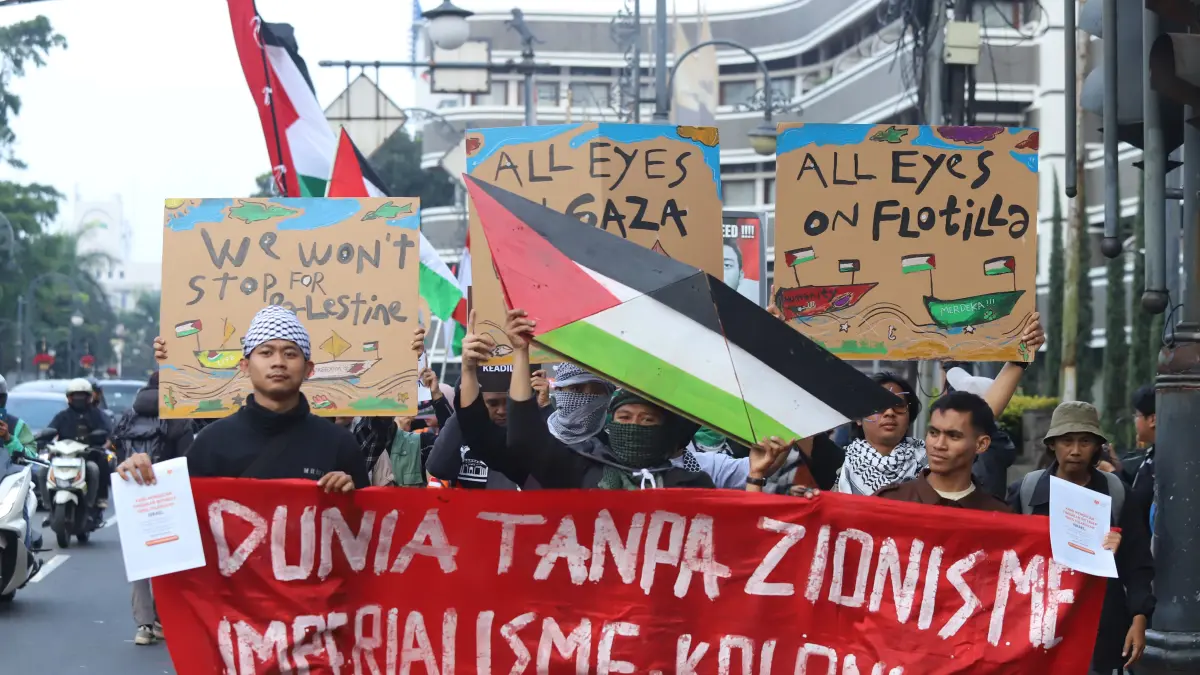 Massa dari Solidaritas Seni Untuk Palestina mengikuti aksi solidaritas bagi WNI dan Jurnalis yang diculik Israel di Jalan Asia Afrika, Kota Bandung, Selasa (19/5/2026). (Taofik Achmad Hidayat/ Radar Bandung)