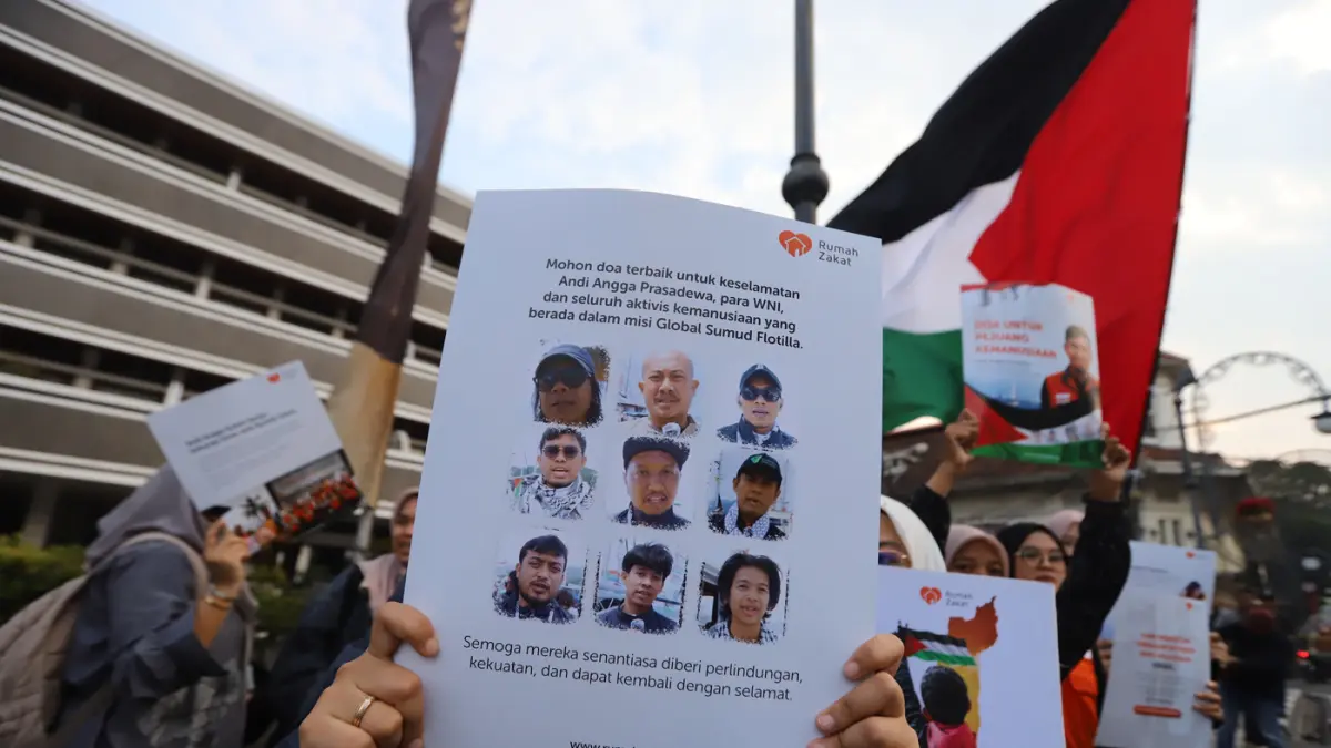 Massa dari Solidaritas Seni Untuk Palestina mengikuti aksi solidaritas bagi WNI dan Jurnalis yang diculik Israel di Jalan Asia Afrika, Kota Bandung, Selasa (19/5/2026). (Taofik Achmad Hidayat/ Radar Bandung)
