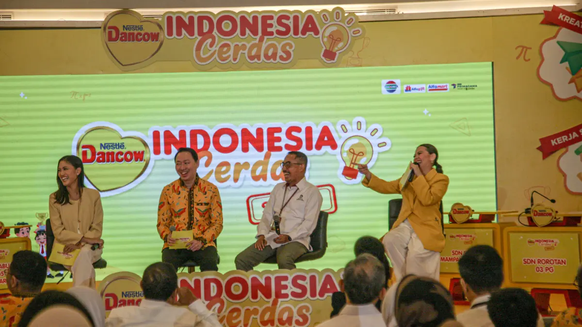 Dari kiri Category Marketing Manager DANCOW Johanlie Aliffin, Psikolog Anak dan Keluarga Saskhya Aulia, dan Direktur Sekolah Dasar, Kementerian Pendidikan Dasar dan Menengah RI Moch. Salim Somad memberikan talkshow saat acara Kompetisi DANCOW Indonesia Ce