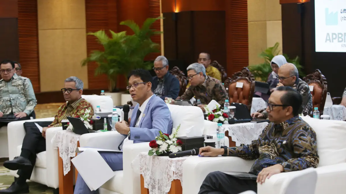 Menteri Keuangan Purbaya Yudhi Sadewa didampingi Wakil Menteri Keuangan Juda Agung dan Suahasil Nazara saat konferensi pers APBN KiTa edisi Mei 2026 di Jakarta, Selasa (19/5/2026. (Dery Ridwansah/ JawaPos.com)