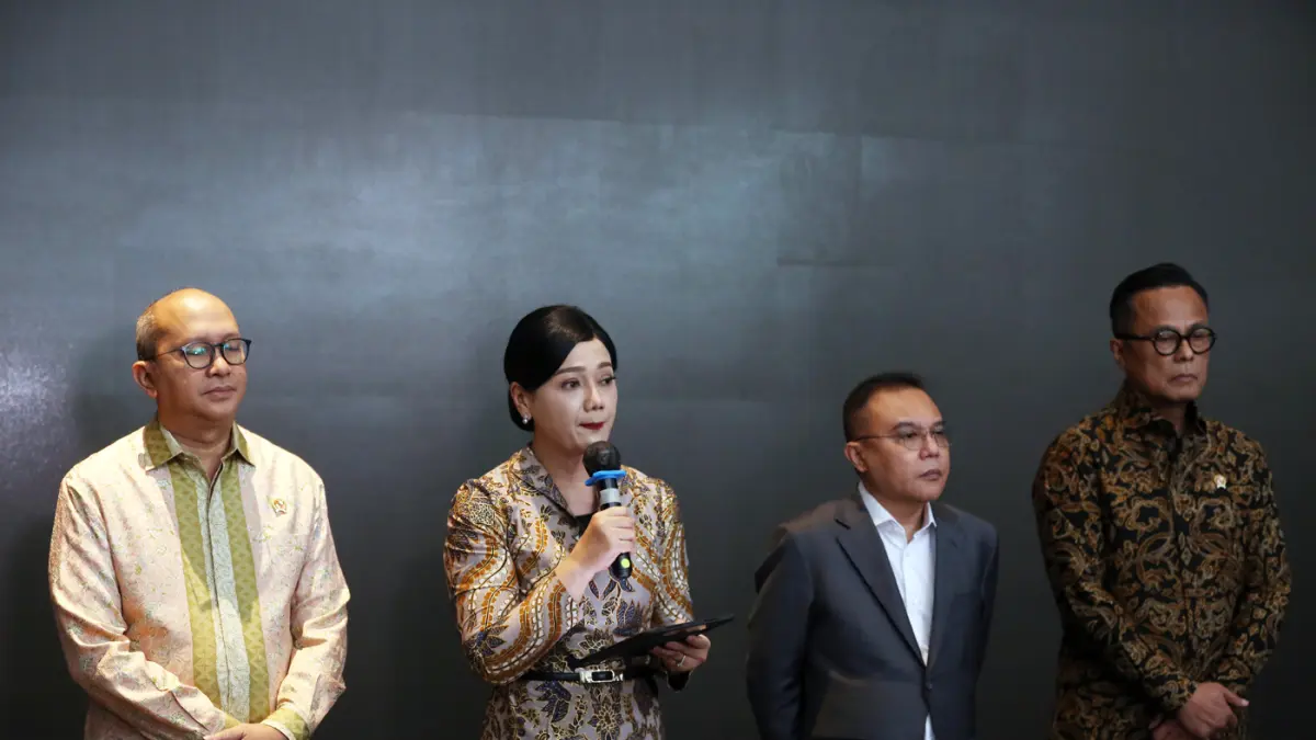 Direktur Penilaian Perusahaan BEI I Gede Nyoman Yetna, CEO Danantara Rosan Roeslani, Ketua Dewan Komisioner OJK Friderica Widyasari Dewi, Wakil Ketua DPR Sufmi Dasco Ahmad, COO Danantara Dony Oskaria meninjau kondisi IHSG di Gedung BEI, Jakarta, Selasa (1