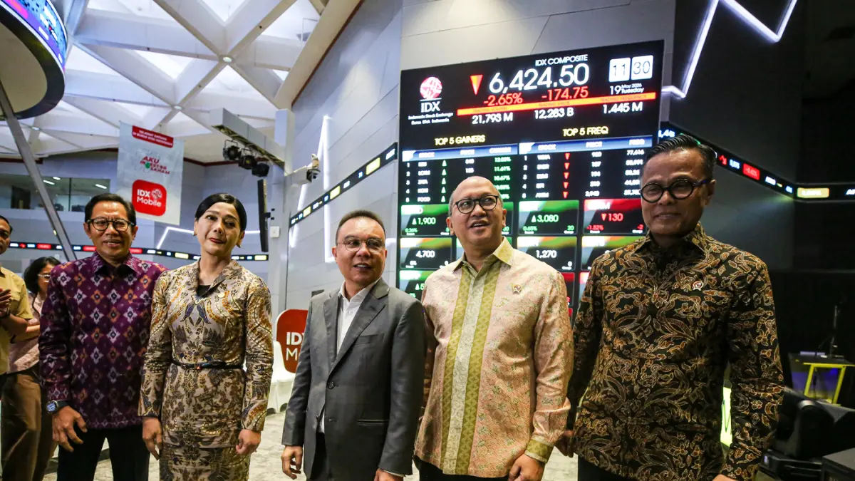 Direktur Penilaian Perusahaan BEI I Gede Nyoman Yetna, CEO Danantara Rosan Roeslani, Ketua Dewan Komisioner OJK Friderica Widyasari Dewi, Wakil Ketua DPR Sufmi Dasco Ahmad, COO Danantara Dony Oskaria meninjau kondisi IHSG di Gedung BEI, Jakarta, Selasa (1