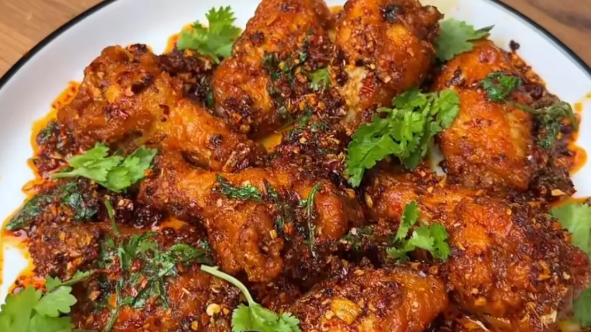 Potret ayam butter chili flakes yang crispy, gurih, dan pedas segar. (Sumber: instagram.com/@fatihahanapi) - Image