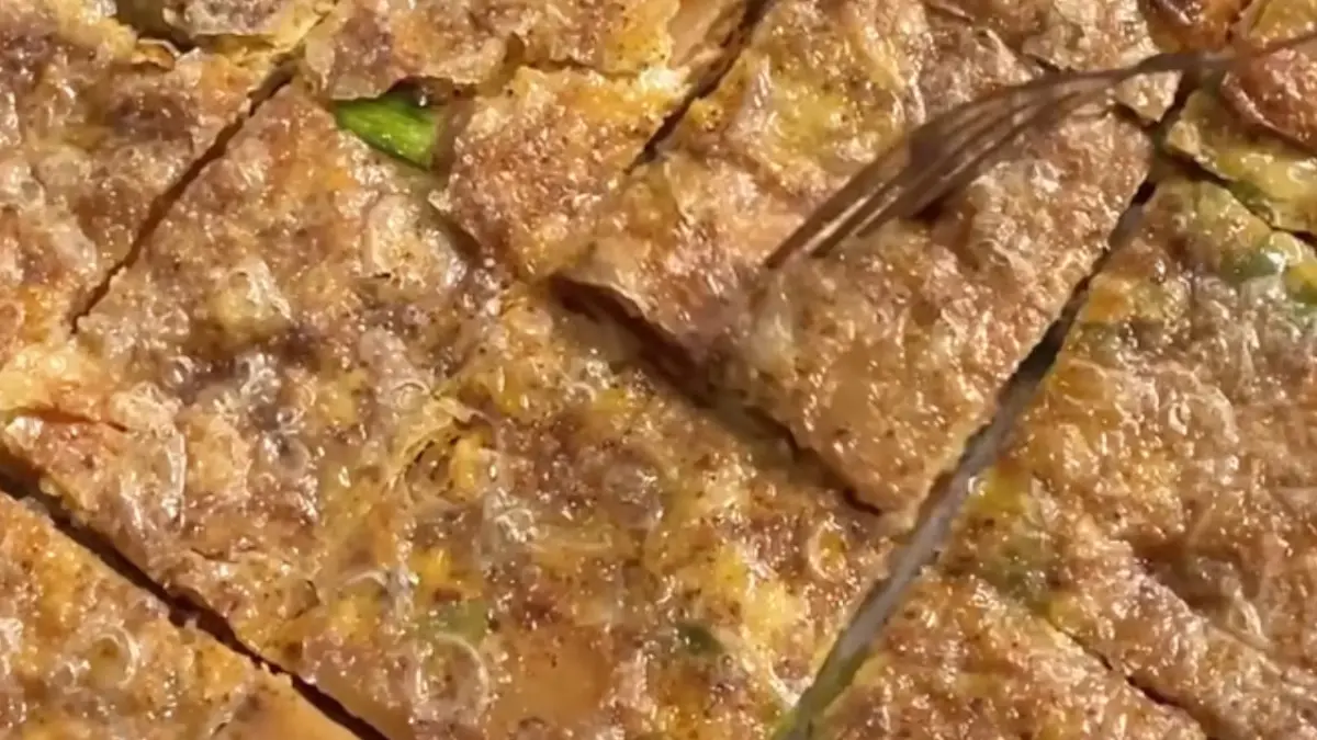 Potret martabak telur rice paper dengan bumbu rendang yang gurih dan crispy. (Sumber: instagram.com/@pratiwirmdhny) - Image