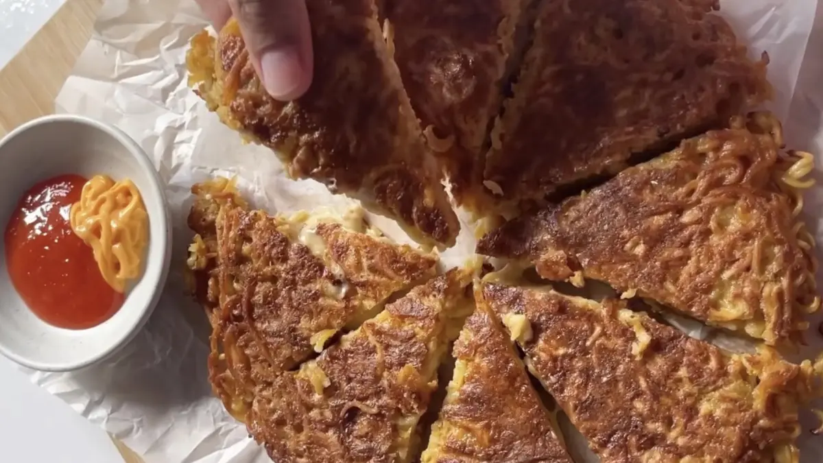 Potret pizza Indomie keju yang gampang namun super lezat. (Sumber: instagram.com/@pratiwirmdhny) - Image