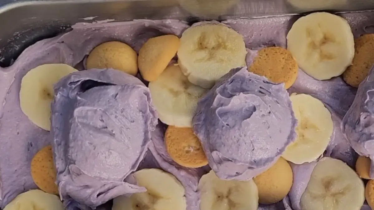 Potret ube banana pudding dengan pastry cream, whipped cream, dan pisang segar. (Sumber: instagram.com/@stella_permata) - Image