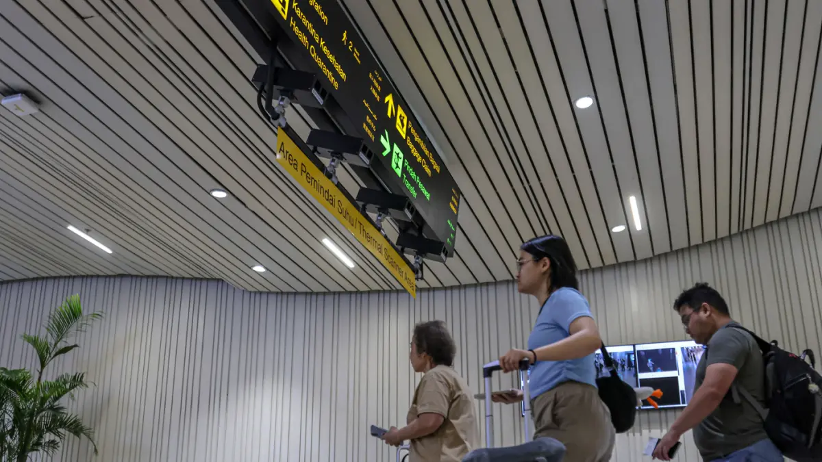 Sejumlah penumpang pesawat melewati pemeriksana kamera termal atau thermal scanner usai tiba di Terminal 3, Bandara Soekarno-Hatta, Tangerang, Selasa (19/05/2026). (Hanung Hambara/Jawa Pos)