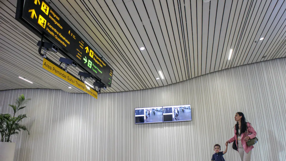 Sejumlah penumpang pesawat melewati pemeriksana kamera termal atau thermal scanner usai tiba di Terminal 3, Bandara Soekarno-Hatta, Tangerang, Selasa (19/05/2026). (Hanung Hambara/Jawa Pos)