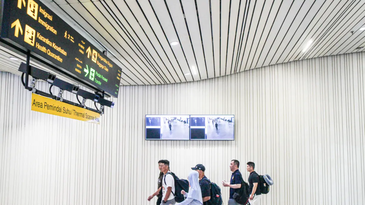 Sejumlah penumpang pesawat melewati pemeriksana kamera termal atau thermal scanner usai tiba di Terminal 3, Bandara Soekarno-Hatta, Tangerang, Selasa (19/05/2026). (Hanung Hambara/Jawa Pos)