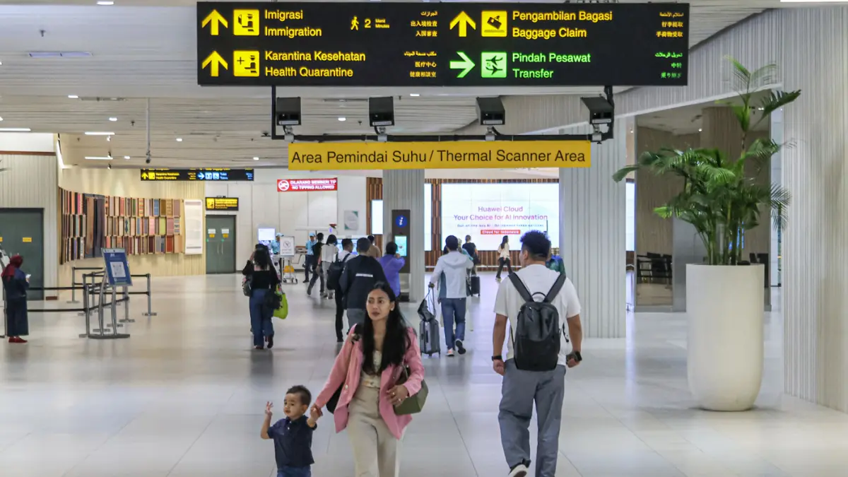 Sejumlah penumpang pesawat melewati pemeriksana kamera termal atau thermal scanner usai tiba di Terminal 3, Bandara Soekarno-Hatta, Tangerang, Selasa (19/05/2026). (Hanung Hambara/Jawa Pos)