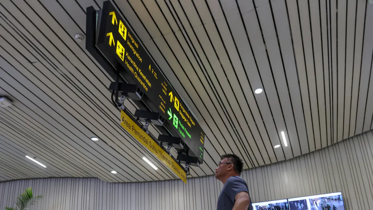 Sejumlah penumpang pesawat melewati pemeriksana kamera termal atau thermal scanner usai tiba di Terminal 3, Bandara Soekarno-Hatta, Tangerang, Selasa (19/05/2026). (Hanung Hambara/Jawa Pos)