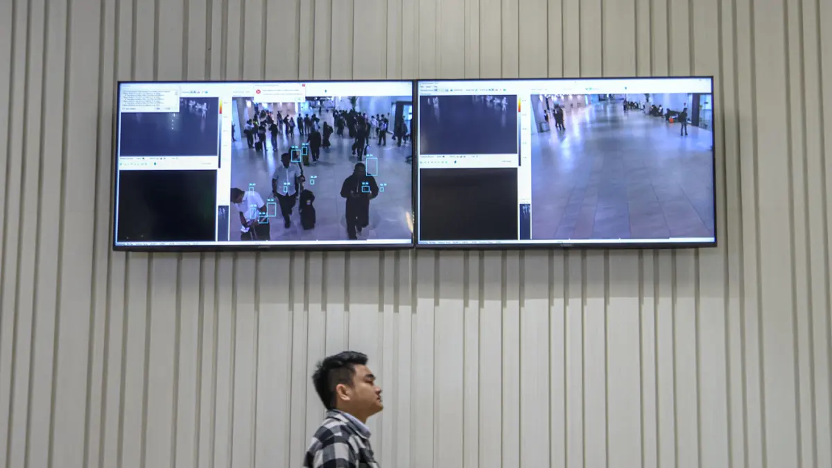 Sejumlah penumpang pesawat melewati pemeriksana kamera termal atau thermal scanner usai tiba di Terminal 3, Bandara Soekarno-Hatta, Tangerang, Selasa (19/05/2026). (Hanung Hambara/Jawa Pos)