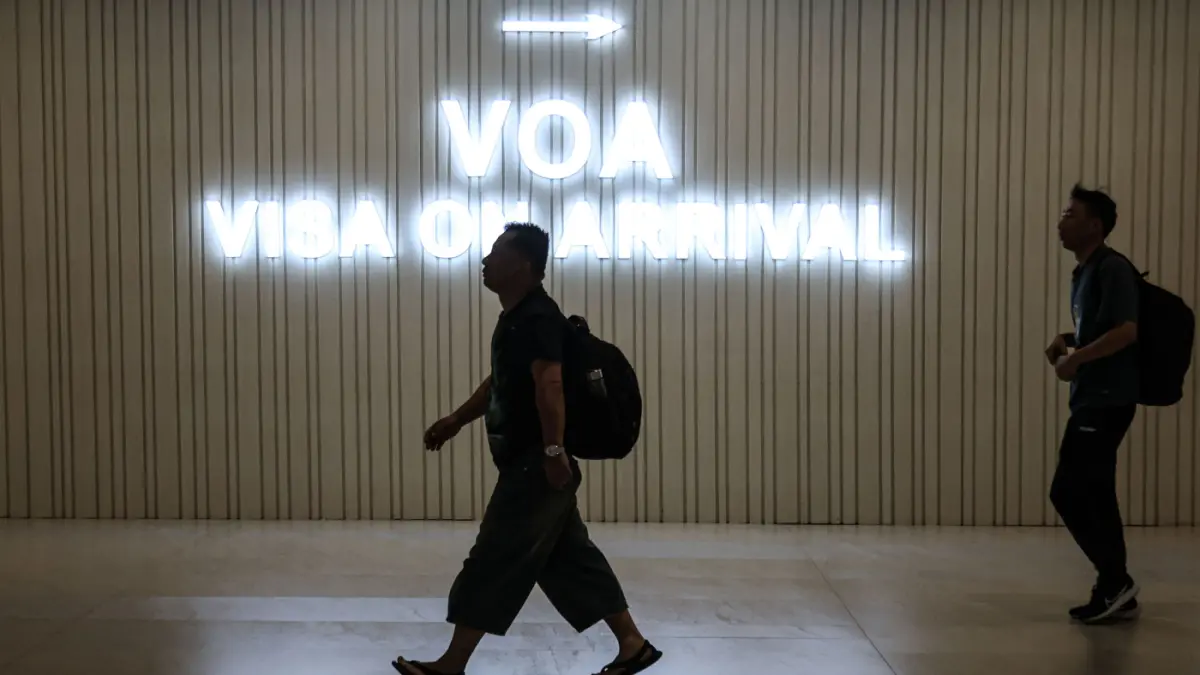 Sejumlah penumpang pesawat melewati pemeriksana kamera termal atau thermal scanner usai tiba di Terminal 3, Bandara Soekarno-Hatta, Tangerang, Selasa (19/05/2026). (Hanung Hambara/Jawa Pos)