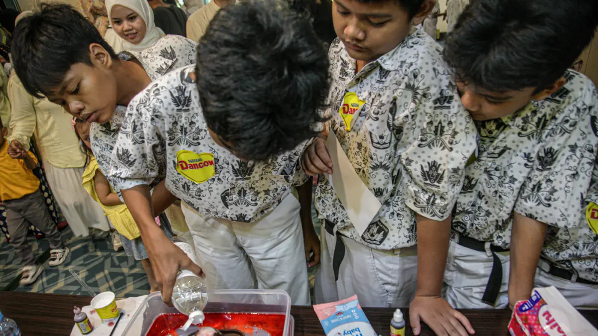Sejumlah siswa bermain game yang diselenggarakan oleh DANCOW di acara Kompetisi DANCOW Indonesia Cerdas Season 2 di Jakarta, Senin (18/05/2026). (Hanung Hambara/ Jawa Pos)