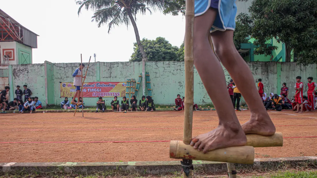 Sejumlah siswa mengikuti lomba egrang di Pekan Olahraga Tradisional di GOR Cendrawasih, Cengkareng, Jakarta Barat, Selasa (19/05/2026). (Hanung Hambara/Jawa Pos)