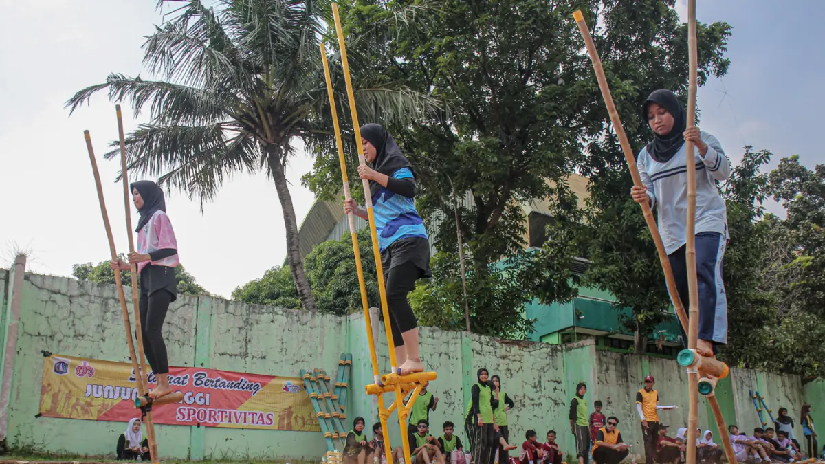 Sejumlah siswa mengikuti lomba egrang di Pekan Olahraga Tradisional di GOR Cendrawasih, Cengkareng, Jakarta Barat, Selasa (19/05/2026). (Hanung Hambara/Jawa Pos)