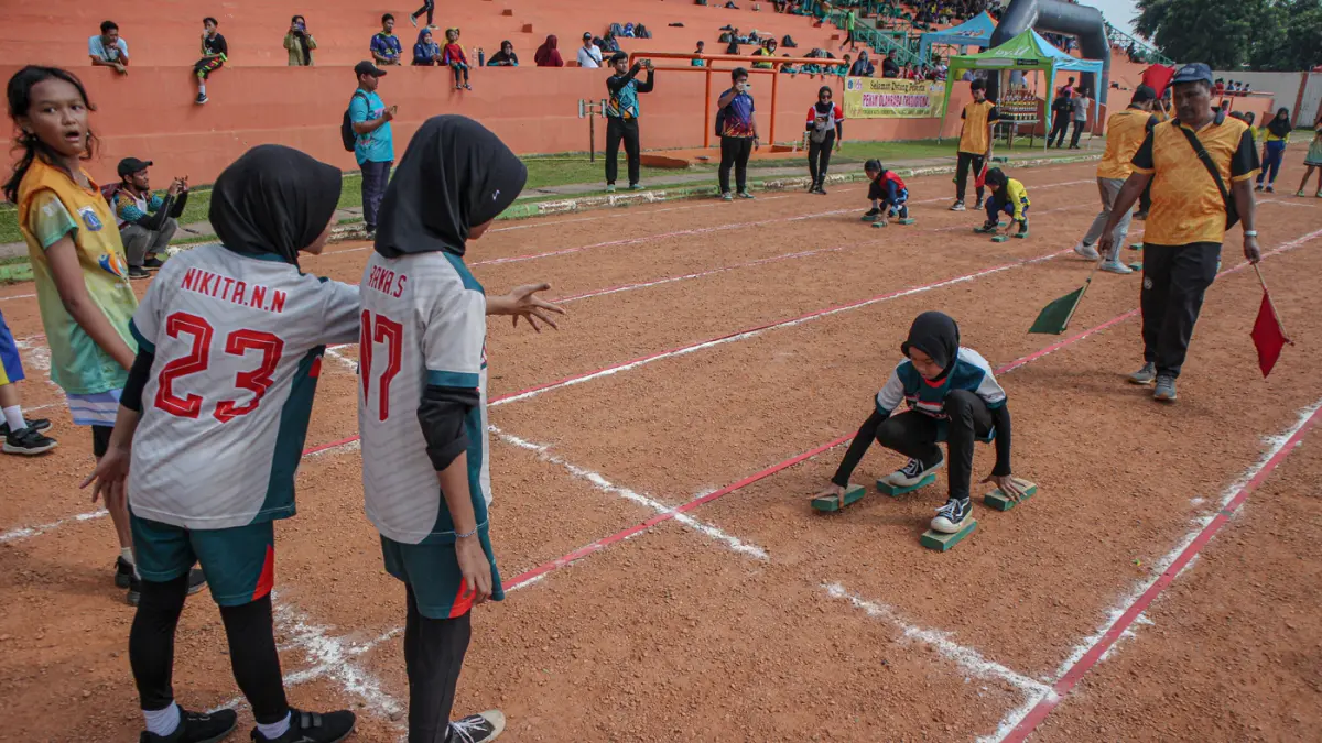 Sejumlah siswa mengikuti lomba lari balok di Pekan Olahraga Tradisional di GOR Cendrawasih, Cengkareng, Jakarta Barat, Selasa (19/05/2026). (Hanung Hambara/Jawa Pos)