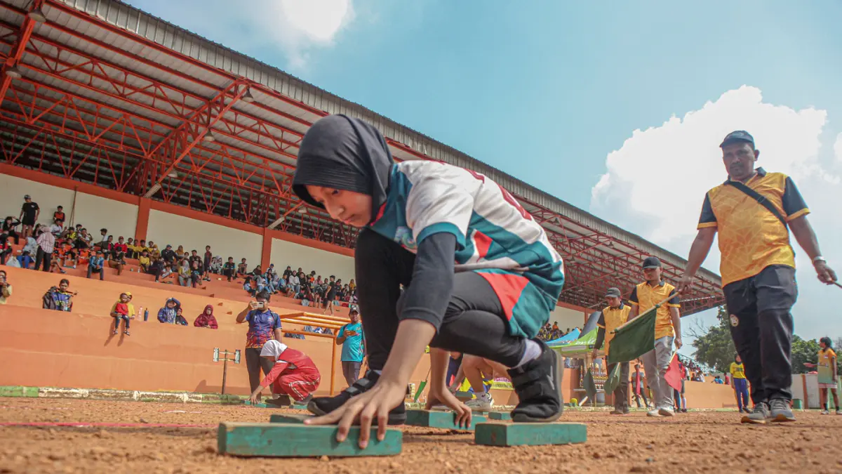 Sejumlah siswa mengikuti lomba lari balok di Pekan Olahraga Tradisional di GOR Cendrawasih, Cengkareng, Jakarta Barat, Selasa (19/05/2026). (Hanung Hambara/Jawa Pos)