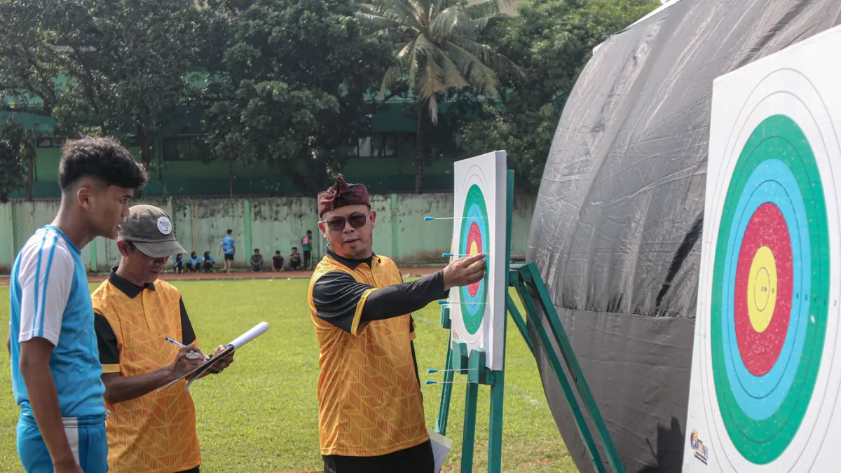 Sejumlah siswa mengikuti lomba sumpitan di Pekan Olahraga Tradisional di GOR Cendrawasih, Cengkareng, Jakarta Barat, Selasa (19/05/2026). (Hanung Hambara/Jawa Pos)
