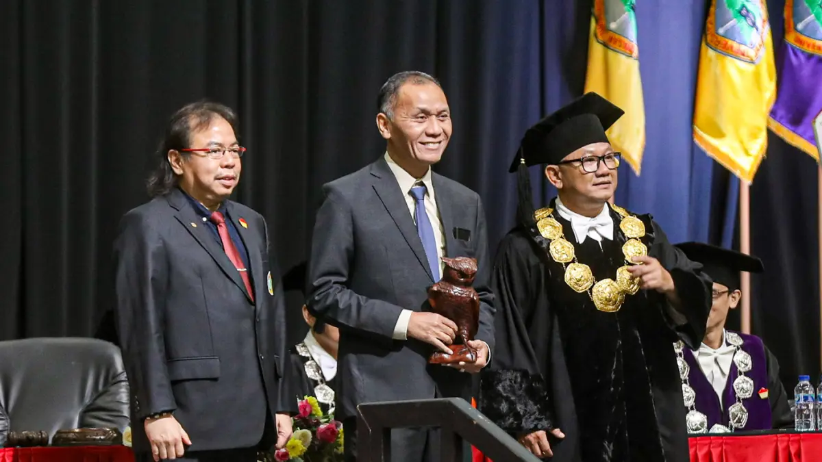 Ketua Pengurus Yayasan Universitas Prof. Dr. Moestopo Hermanto J.M., Kepala Lembaga Layanan Pendidikan Tinggi (LLDikti) Wilayah III Henri Togar Hasiholan Tambunan, Rektor Universitas Prof. Dr. Moestopo, M. Saifulloh pada acara Dies Natalis dan Wisuda ke-6