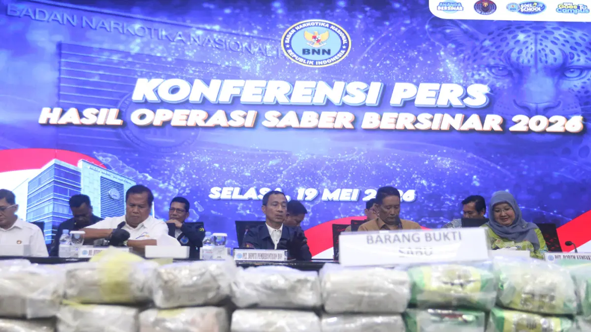 Plt Deputi Pemberantasan BNN Roy Hardi Siahaan (tengah), Deputi Bidang Penindakan BPOM Irjen Pol Tubagus Ade Hidayat (ketiga kanan), Direktur Pencegahan dan Pengendalian Penyakit Tidak Menular (P2PTM) Kementerian Kesehatan Siti Nadia Tarmizi (kedua kanan)
