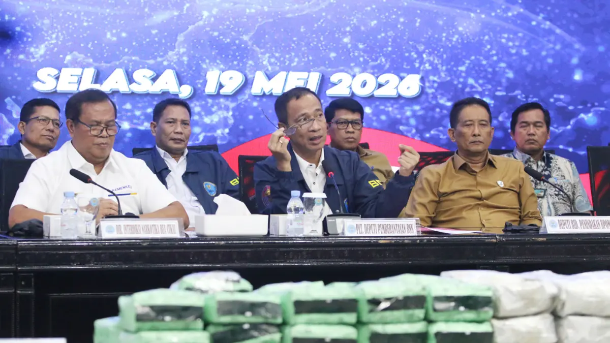 Plt Deputi Pemberantasan BNN Roy Hardi Siahaan (tengah), Deputi Bidang Penindakan BPOM Irjen Pol Tubagus Ade Hidayat (ketiga kanan), Direktur Pencegahan dan Pengendalian Penyakit Tidak Menular (P2PTM) Kementerian Kesehatan Siti Nadia Tarmizi (kedua kanan)