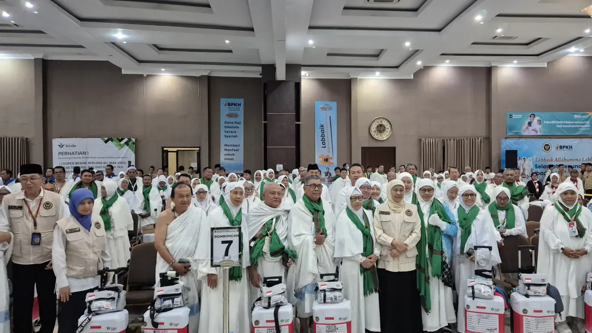 Gubernur Jawa Timur, Khofifah Indar Parawansa melepas kloter terakhir jamaah haji Embarkasi Surabaya, Kamis (21/5). (Novia Herawati/ JawaPos.com) - Image