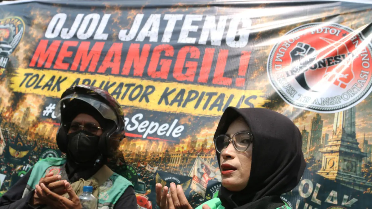 Pengemudi ojek daring melakukan aksi unjuk rasa di Semarang, Jawa Tengah, Rabu (20/5/2026). (Nur Chamim/Jawa Pos Radar Semarang)