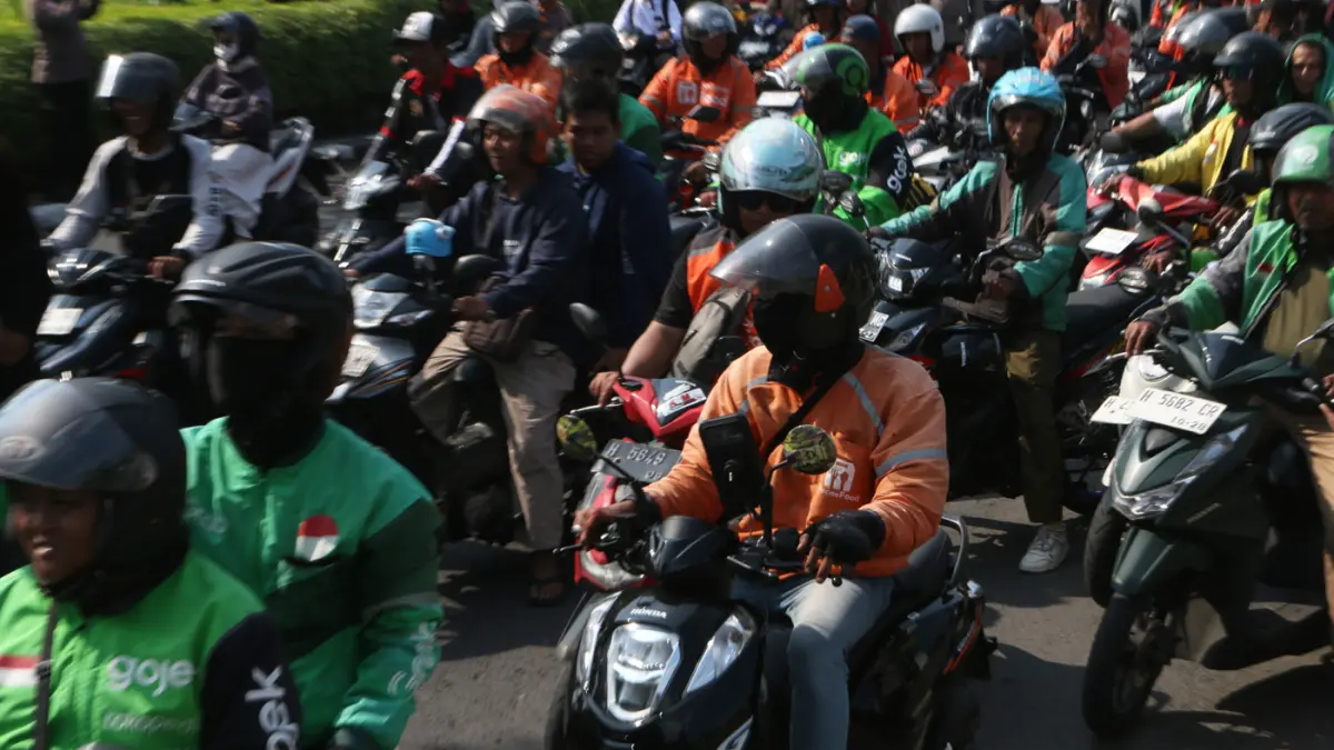 Pengemudi ojek daring melakukan aksi unjuk rasa di Semarang, Jawa Tengah, Rabu (20/5/2026). (Nur Chamim/Jawa Pos Radar Semarang)