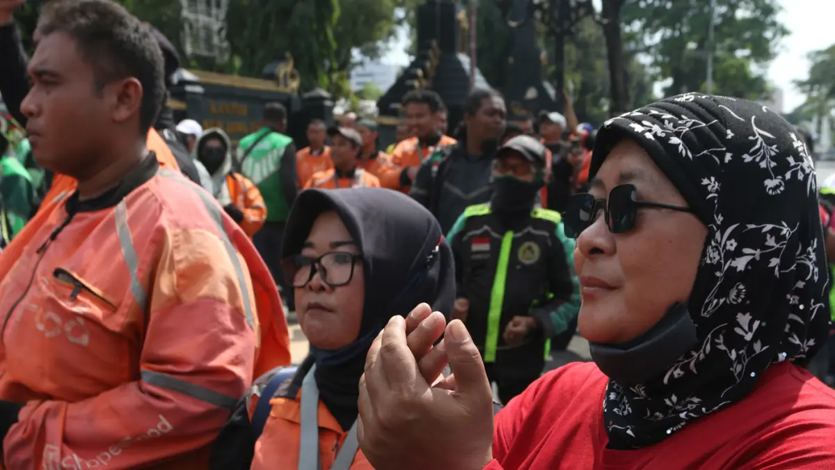 Pengemudi ojek daring melakukan aksi unjuk rasa di Semarang, Jawa Tengah, Rabu (20/5/2026). (Nur Chamim/Jawa Pos Radar Semarang)