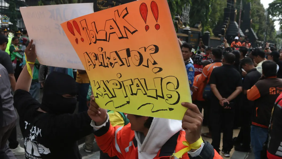 Pengemudi ojek daring melakukan aksi unjuk rasa di Semarang, Jawa Tengah, Rabu (20/5/2026). (Nur Chamim/Jawa Pos Radar Semarang)