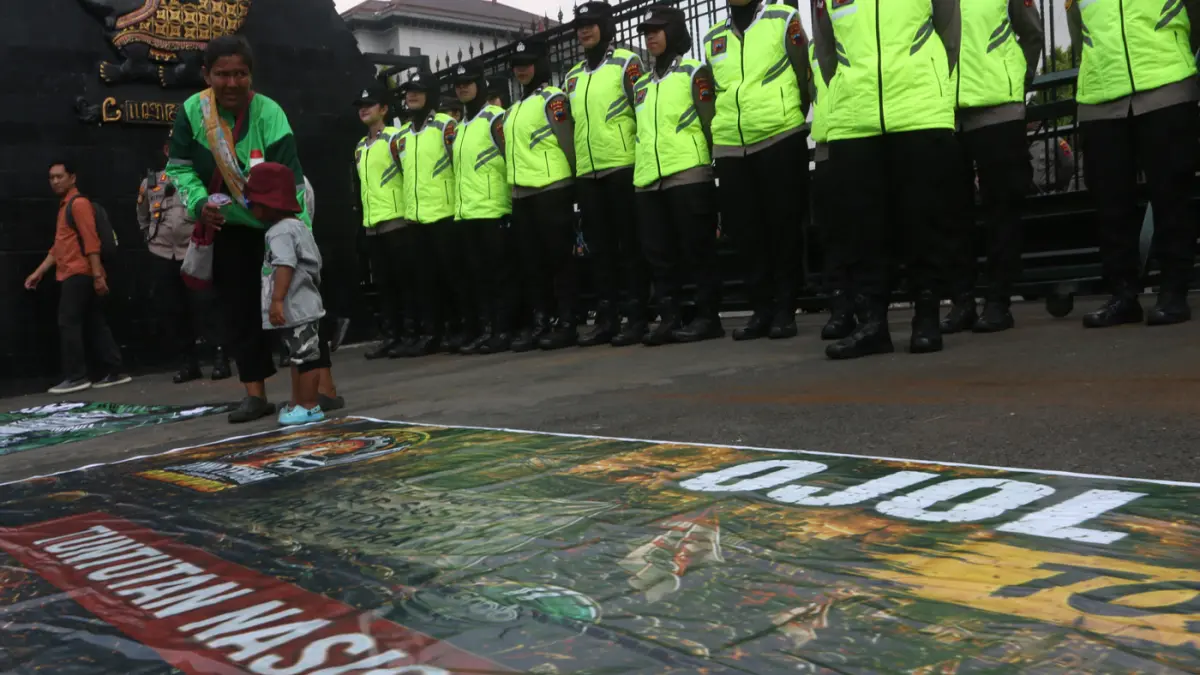 Pengemudi ojek daring melakukan aksi unjuk rasa di Semarang, Jawa Tengah, Rabu (20/5/2026). (Nur Chamim/Jawa Pos Radar Semarang)