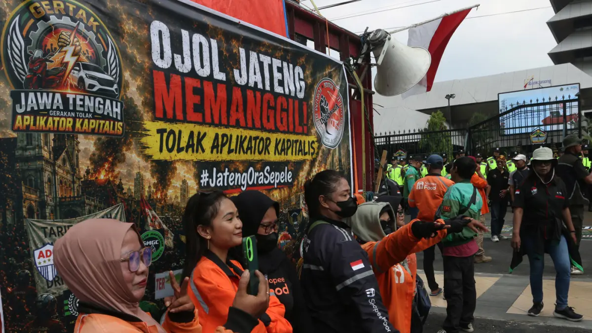 Pengemudi ojek daring melakukan aksi unjuk rasa di Semarang, Jawa Tengah, Rabu (20/5/2026). (Nur Chamim/Jawa Pos Radar Semarang)