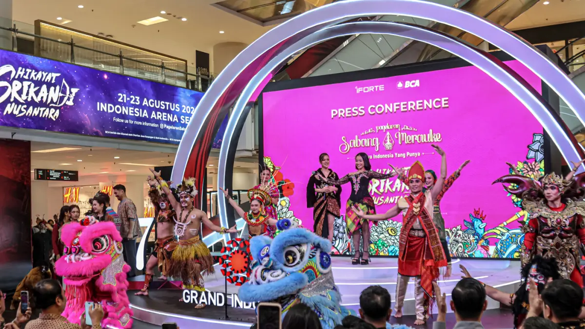 Penyanyi Yura Tunai (kanan) dan Raisa bernyanyi saat press conference Sabang Merauke di Grand Indonesia, Jakarta, Rabu (20/05/2026). (Hanung Hambara/ Jawa Pos)
