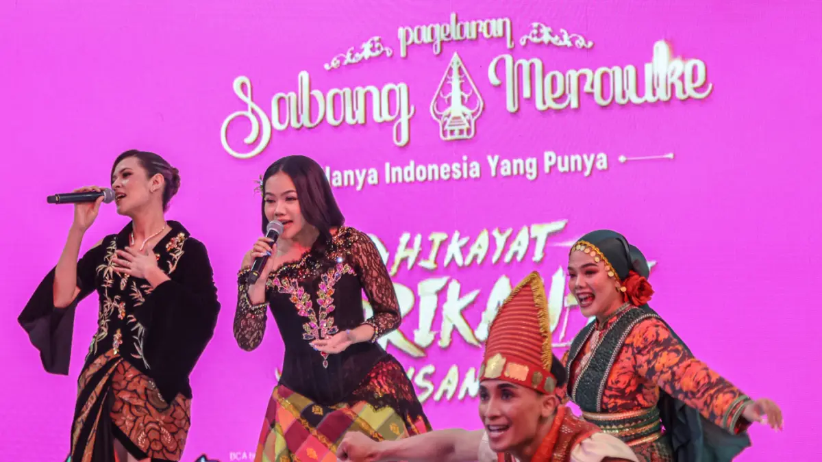 Penyanyi Yura Tunai (kanan) dan Raisa bernyanyi saat press conference Sabang Merauke di Grand Indonesia, Jakarta, Rabu (20/05/2026). (Hanung Hambara/ Jawa Pos)